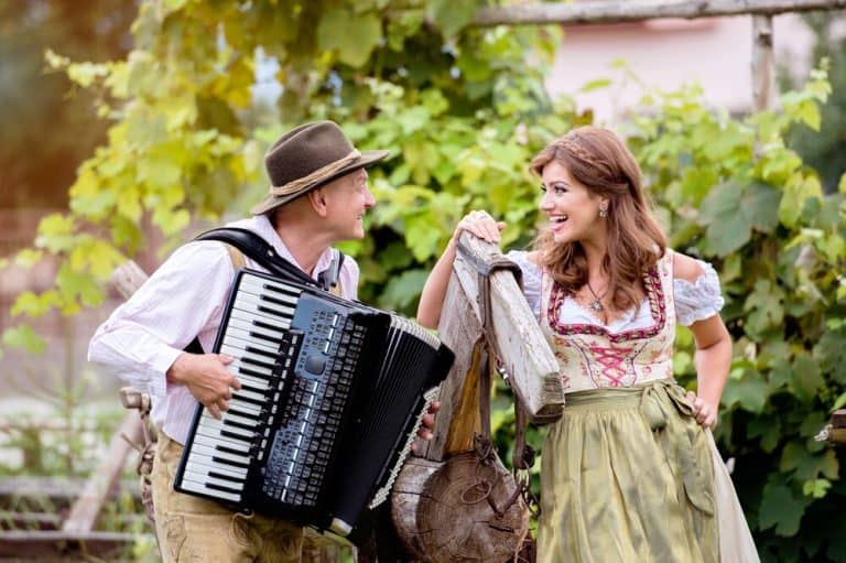 Was ist der Unterschied zwischen Schlager und Volksmusik?